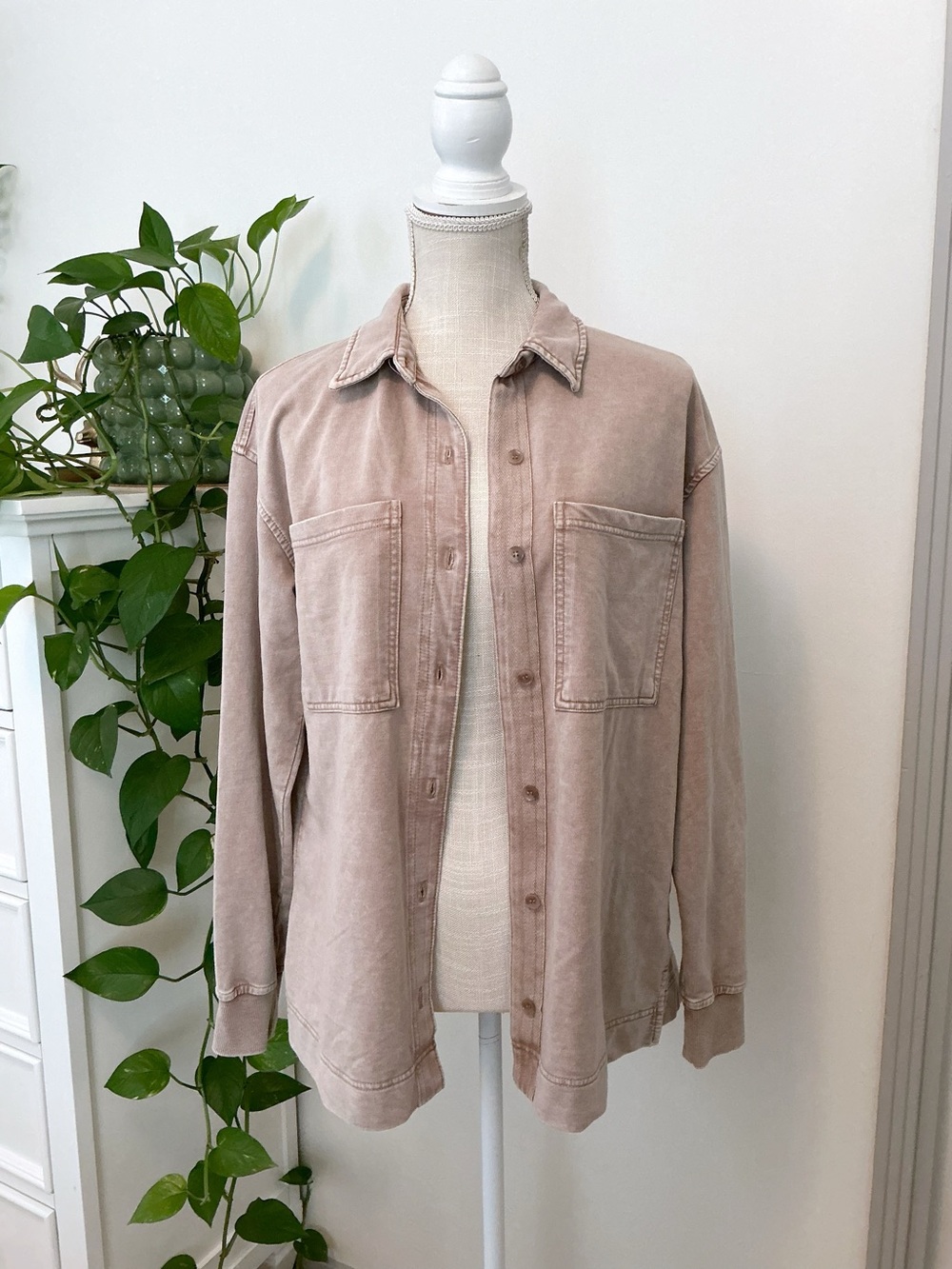 Jane + Delancey | Casual Button-Down Shirt in Stone Dusty Taupe size Medium